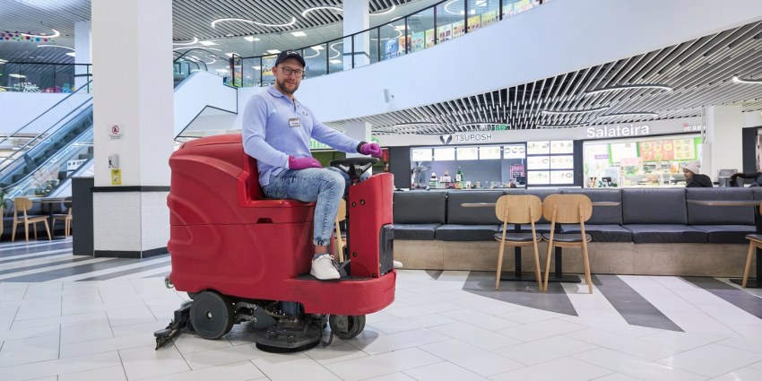 ТРЦ без компромісів: як професійний клінінг впливає на трафік і лояльність 1 Професійний клінінг у ТРЦ: використання сучасної техніки CPG для підтримання чистоти мармурової підлоги.